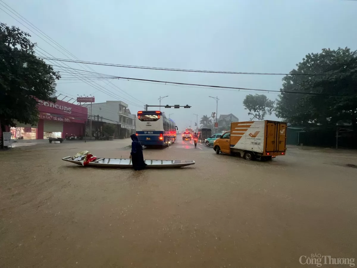 Lệ Thuỷ - Quảng Bình: Nước bao vây tứ phía, người dân hối hả chạy lũ