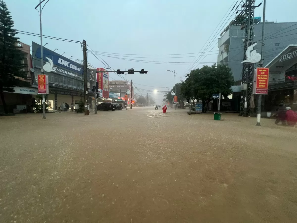 Lệ Thuỷ - Quảng Bình: Nước bao vây tứ phía, người dân hối hả chạy lũ