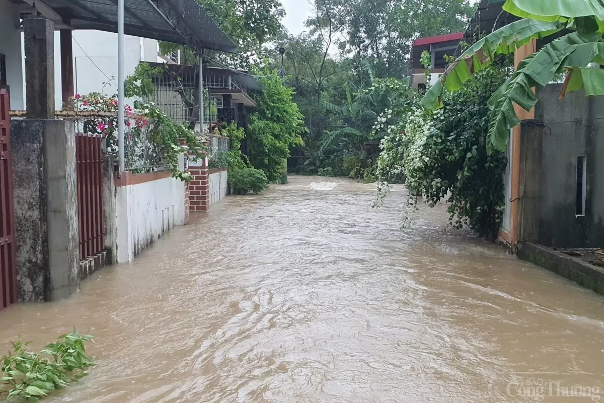 Quảng Trị: Nước lũ gây ngập nhiều tuyến đường và nhà dân