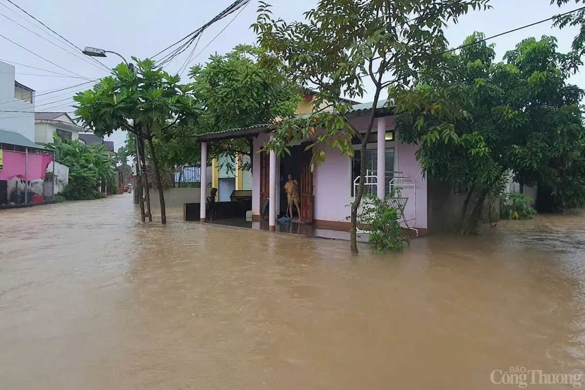 Quảng Trị: Nước lũ gây ngập nhiều tuyến đường và nhà dân