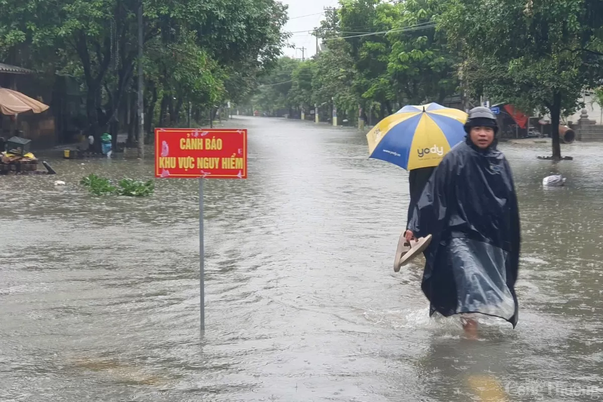 Quảng Trị: Nước lũ gây ngập nhiều tuyến đường và nhà dân