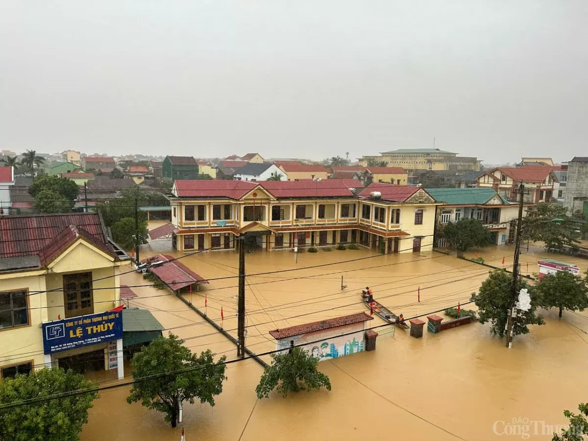 Nước lũ dâng cao nhấn chìm nhiều nhà cửa tại huyện Lệ Thuỷ