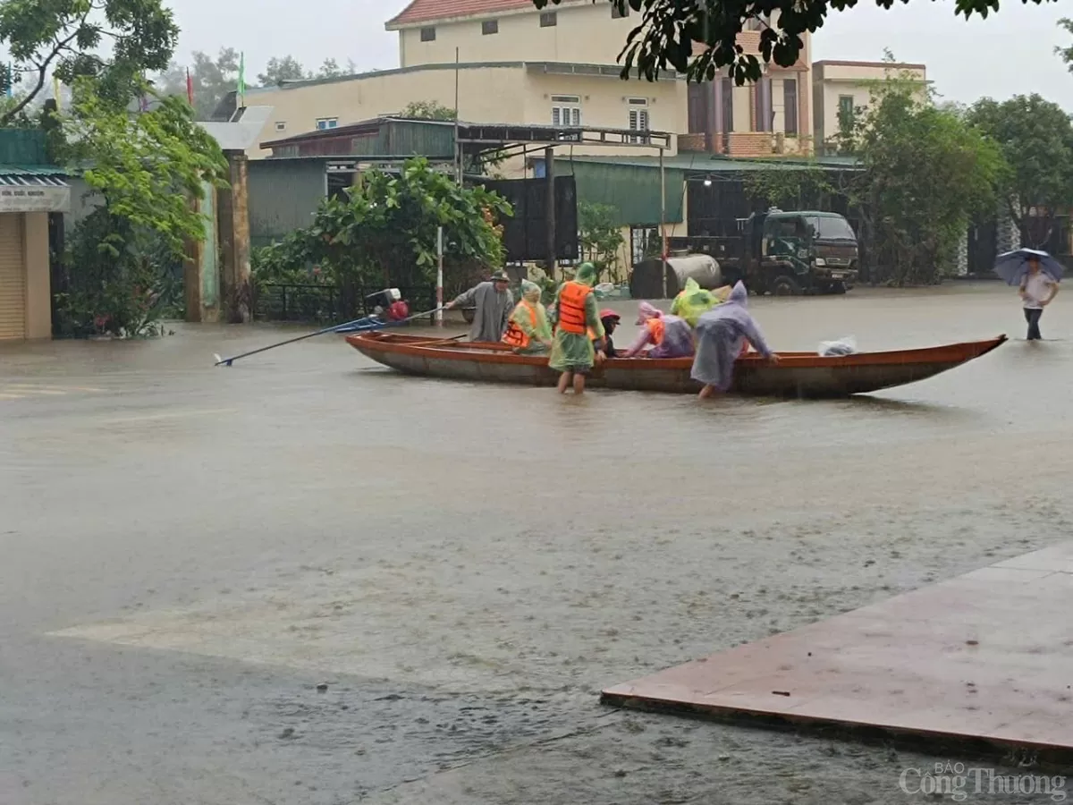 Nước lũ dâng cao nhấn chìm nhiều nhà cửa tại huyện Lệ Thuỷ