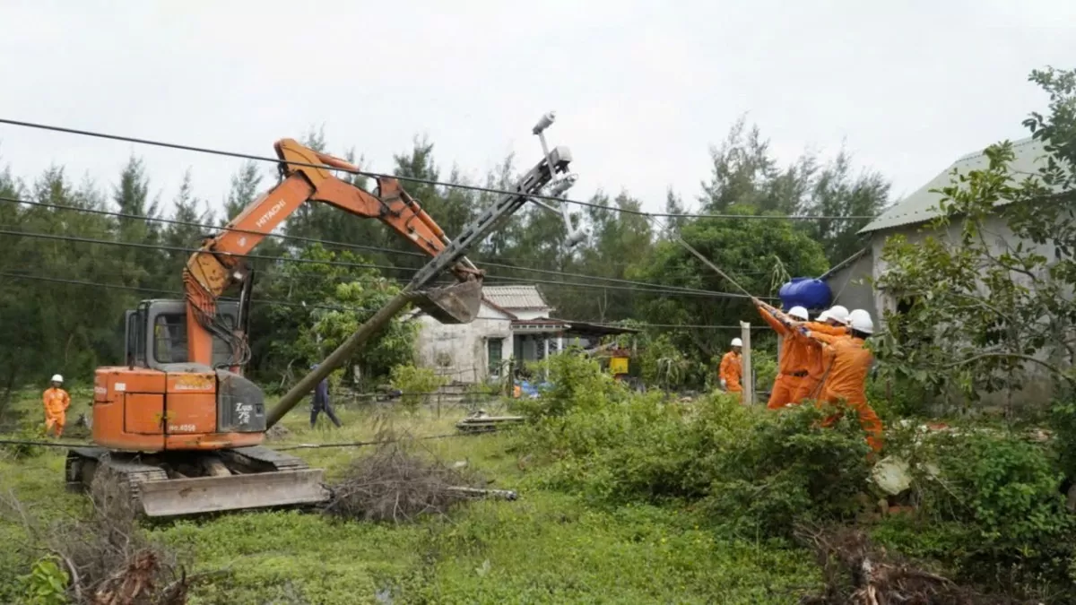 Tập tủng nhân lực, vật lực khắc phục các sự cố về điện sau bão số 6 (Ảnh:CTV)