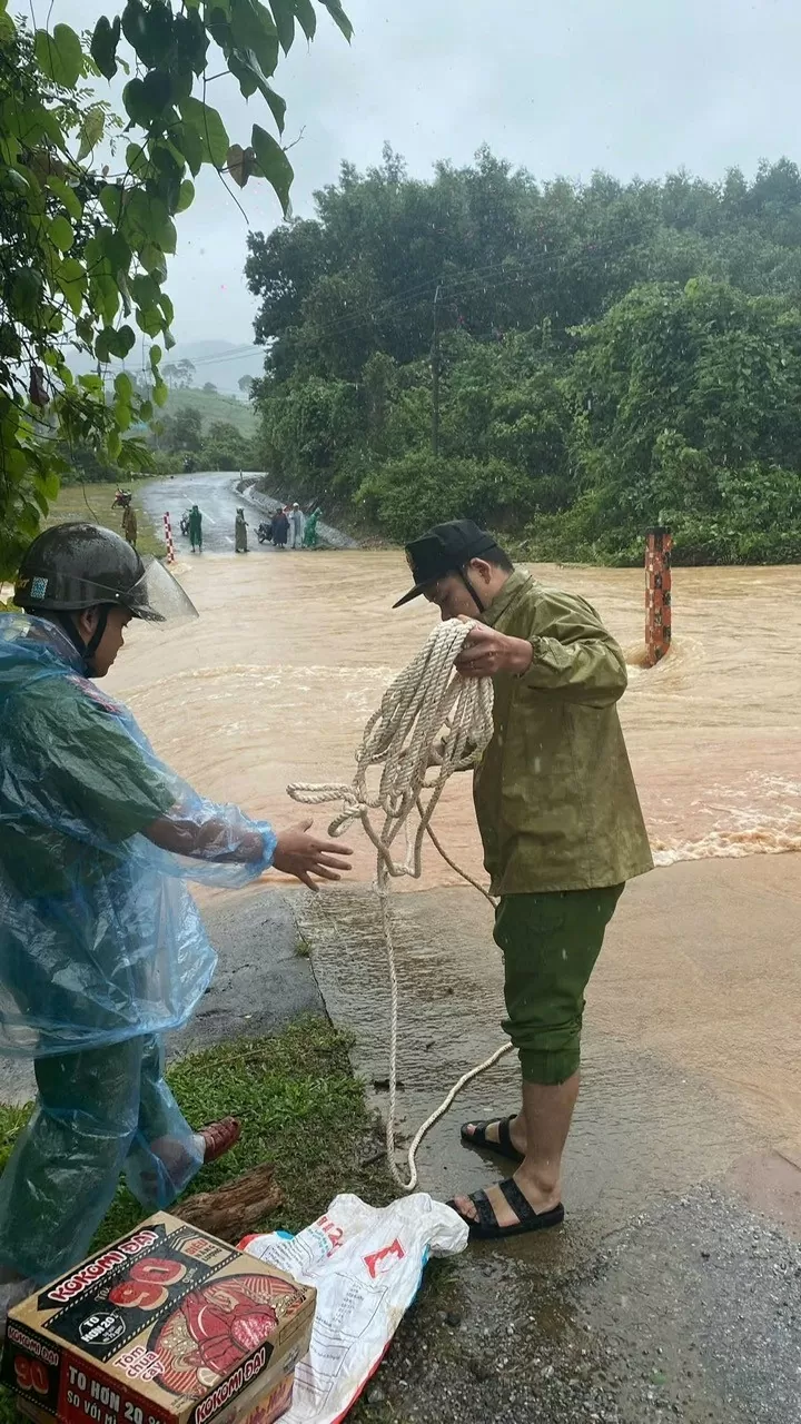 Quảng Bình: Lấy dây thừng vận chuyển đồ ăn cho các bản bị chia cắt do lũ