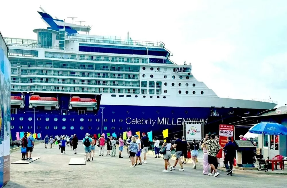 Công ty Lữ hành Saigontourist chào đón hơn 3.000 du khách quốc tế đến từ tàu Celebrity Millennium