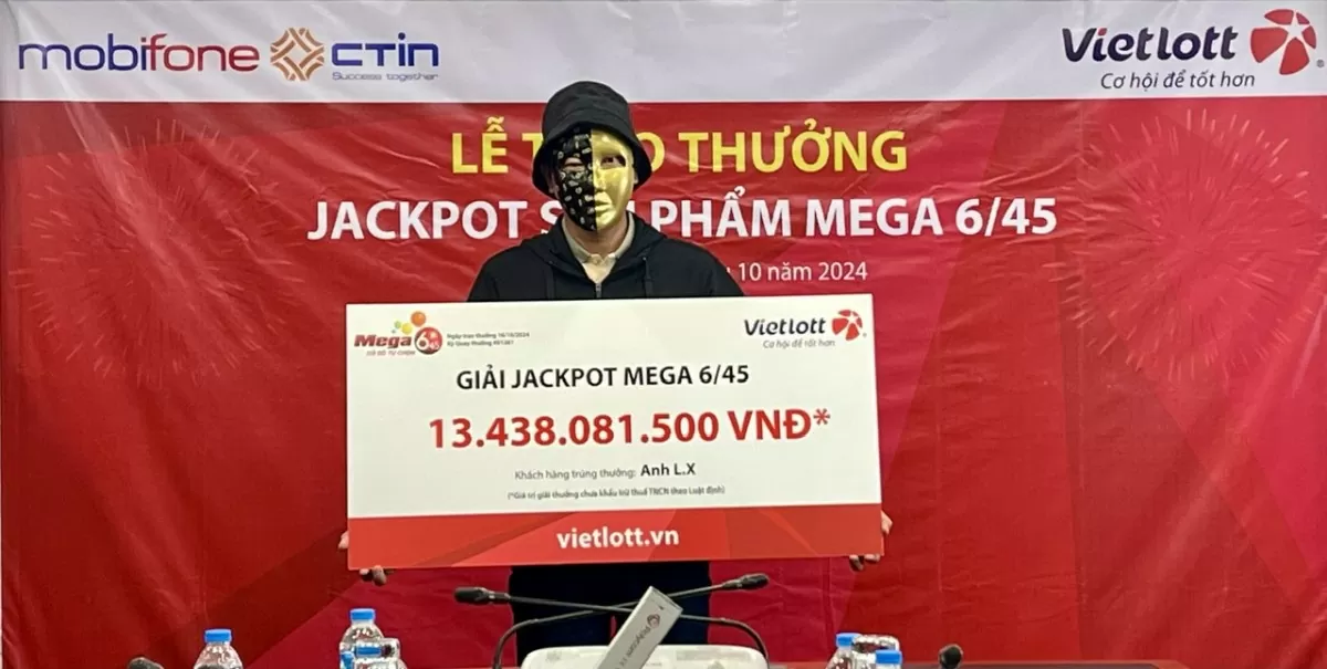 Anh L.X. nhận giải tại buổi lễ trao thưởng Vietlott