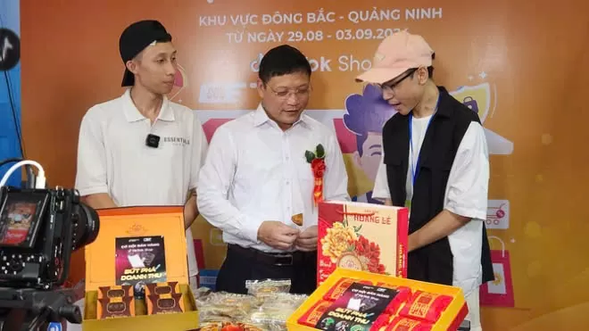 Một buổi livestream bán hàng tại Quảng Ninh. Ảnh: Nguyễn Thành.