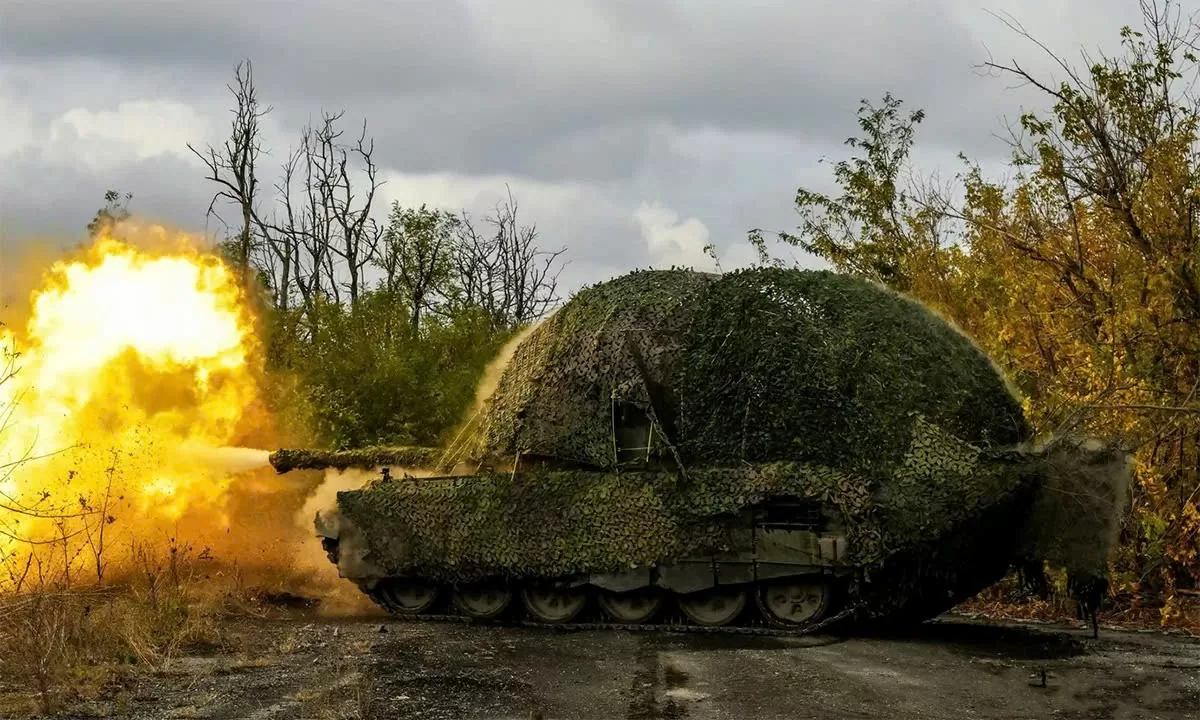 Xe tăng T-72B3 Nga nã pháo vào vị trí của Ukraine ngày 16/10. Ảnh: Bộ Quốc phòng Nga