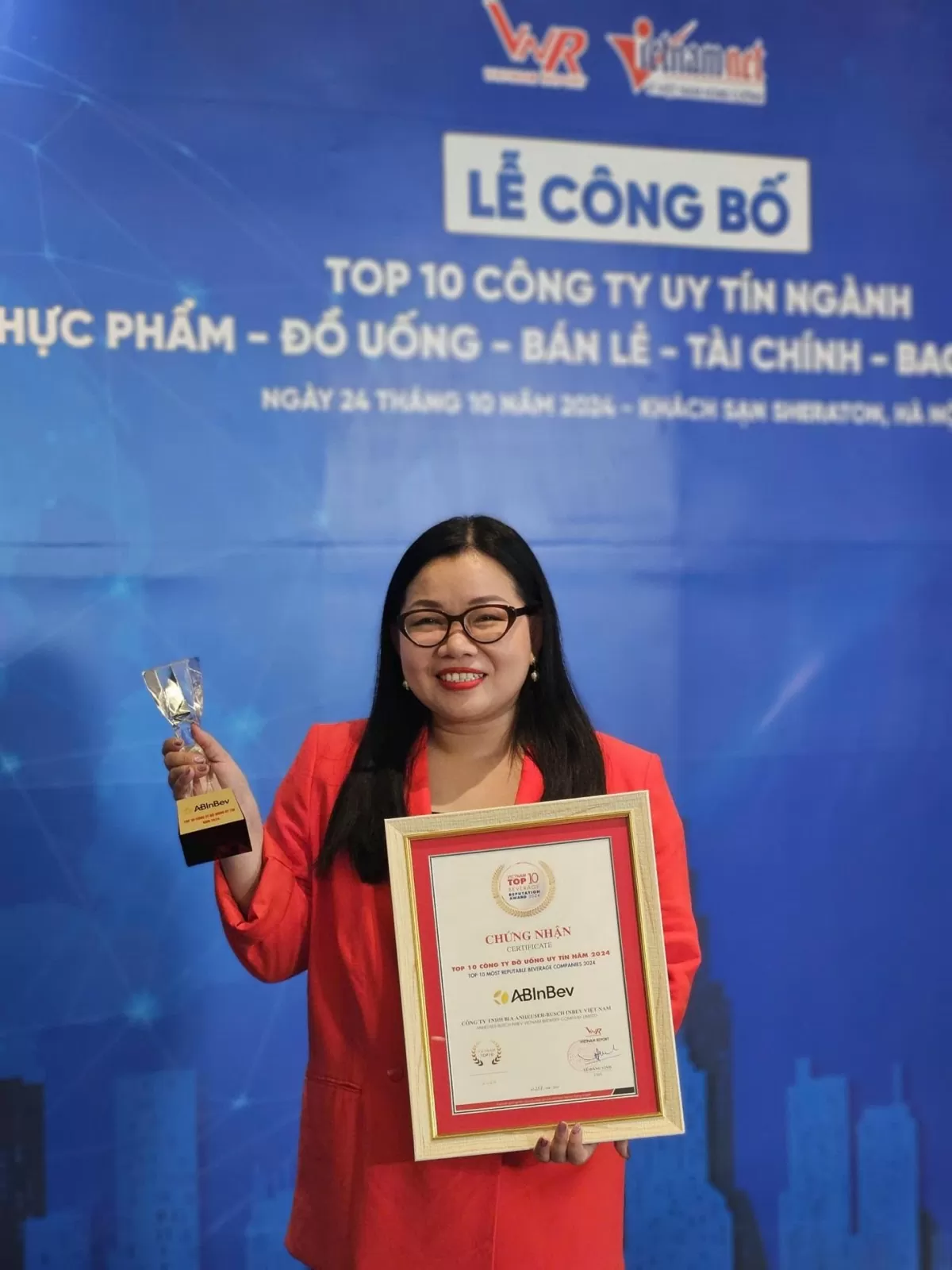 Chị Bùi Thị Ngọc Kiều nhận giải thưởng Top 10 công ty đồ uống có cồn uy tín năm 2024 tại lễ công bố do Vietnam Report tổ chức