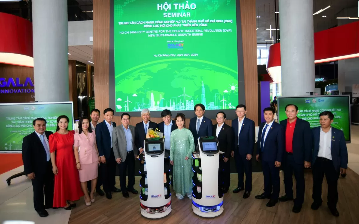 Tại buổi khảo sát, đại diện HDBank thông tin, Galaxy Innovation Hub đã được vinh danh với Giải thưởng Thiết kế Việt Nam VMARK 2022