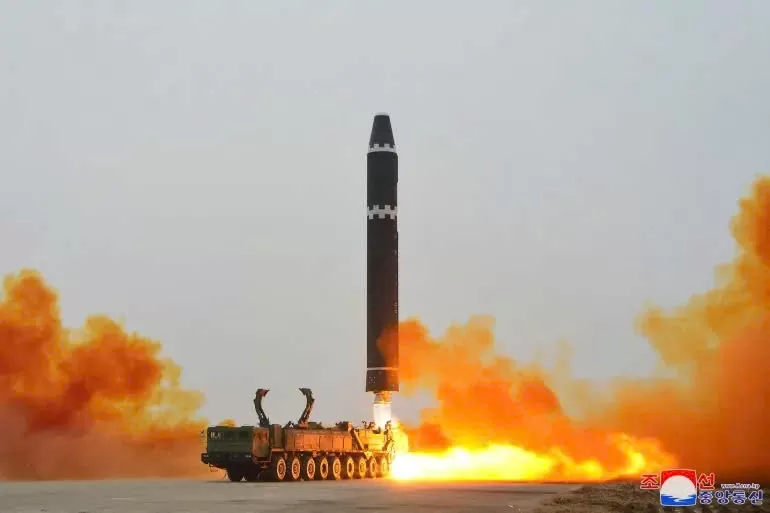 Tên lửa đạn đạo xuyên lục địa Hwasong-15 (ICBM) được phóng tại Bình Nhưỡng, Triều Tiên. Ảnh: KCNA