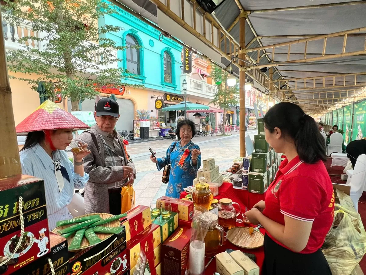 Chùm ảnh: Sôi động sản phẩm OCOP vùng miền tại triển lãm VIETNAM OCOPEX