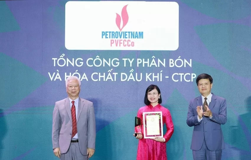 Đại diện PVFCCo nhận danh hiệu “Thương hiệu mạnh – Tăng trưởng xanh” tại Lễ trao giải