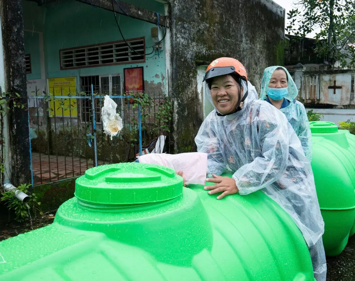 Dù thời tiết mưa lớn gây khó khăn nhưng bà con vẫn vô cùng phấn khởi khi nhận món quà ý nghĩa từ Phân Bón Cà Mau