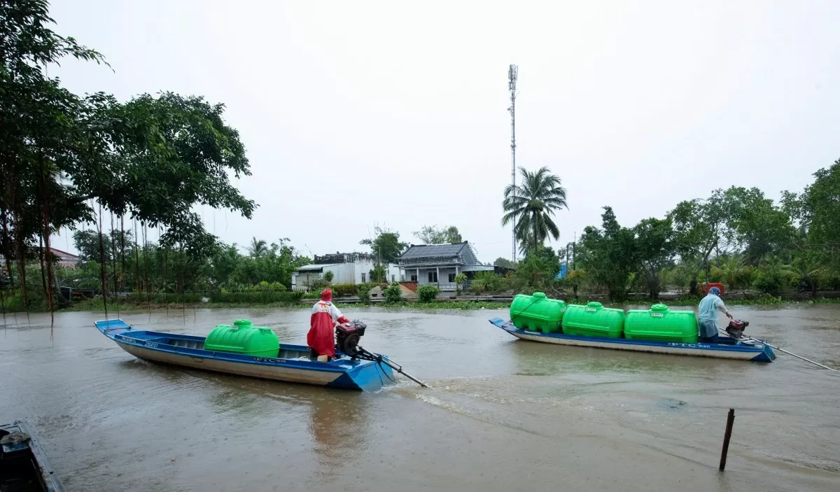 Những chuyến ghe chở bồn nước Phân Bón Cà Mau qua những con sông tại vùng đất U Minh