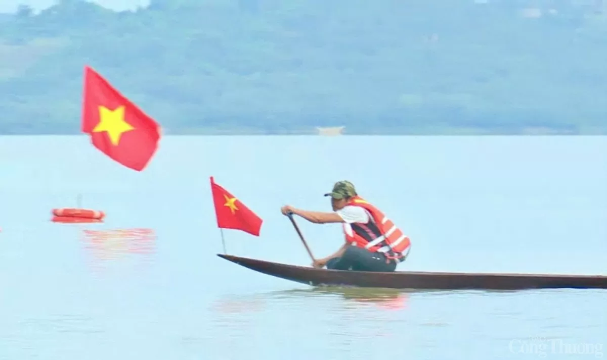 Ngày Hội đua thuyền độc mộc trên sông Pô Cô ở Gia Lai diễn ra sôi nổi, hấp dẫn