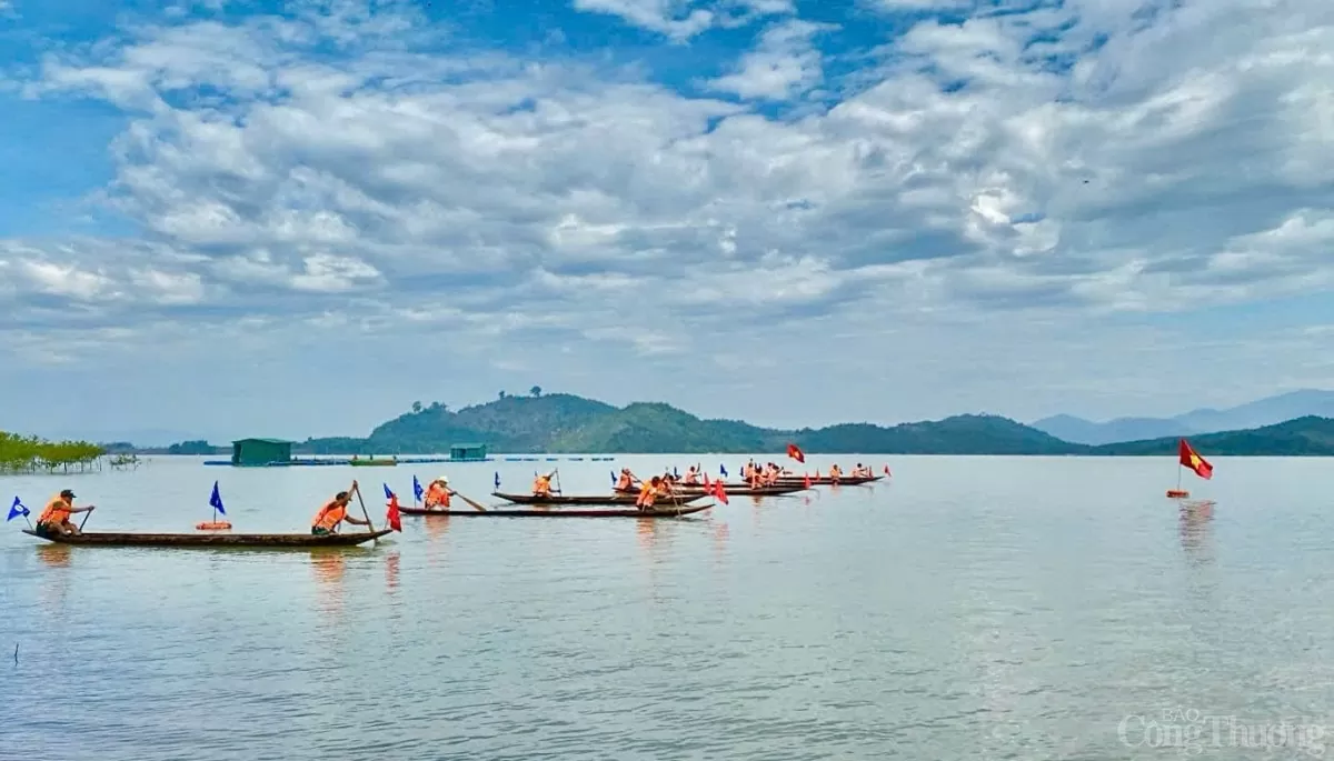 Ngày Hội đua thuyền độc mộc trên sông Pô Cô ở Gia Lai diễn ra sôi nổi, hấp dẫn