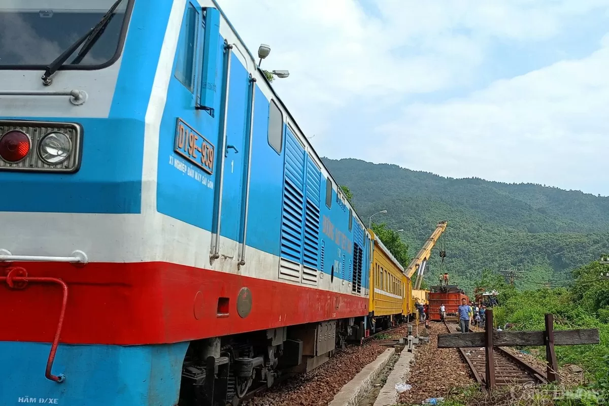 Ngành đường sắt nỗ lực cứu hộ các toa hàng trên tàu bị ngã đổ sau khi tàu ASY2 bị trật bánh ở đèo Hải Vân.