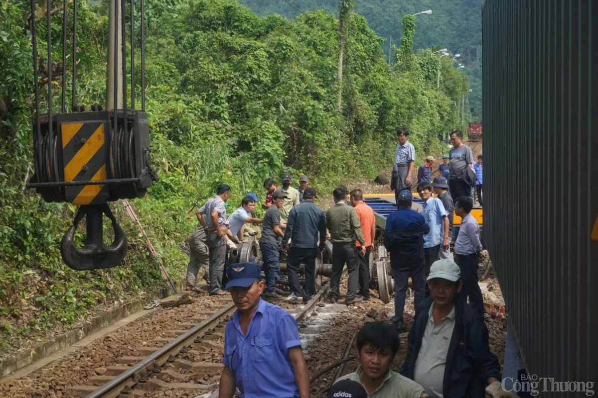 Vị trí tàu hàng gặp nạn khá hiểm trở, một bên là vách núi Hải Vân và bên kia là vực sâu, khiến công tác cứu hộ gặp nhiều khó khăn.