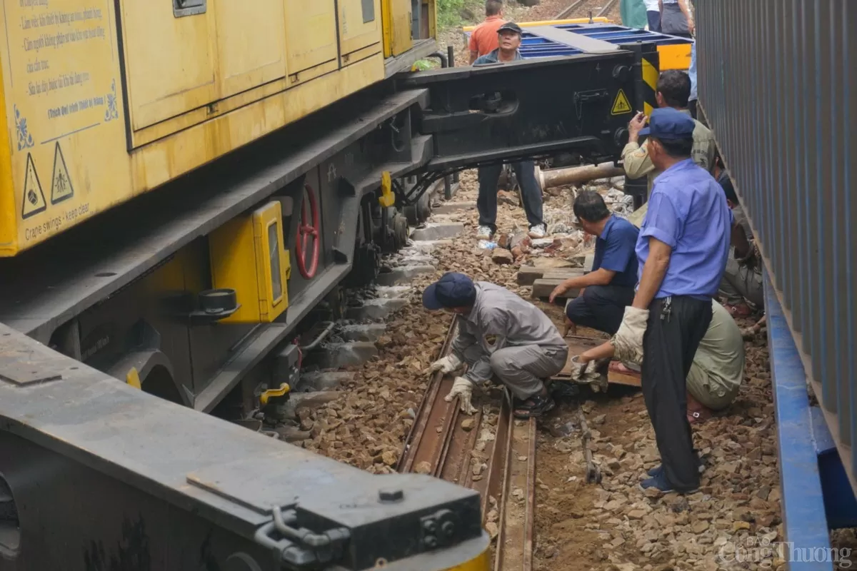 Huy động xe cẩu chuyên dụng cùng hàng chục công nhân, kỹ thuật túc trực tại hiện trường xử lý sự cố.