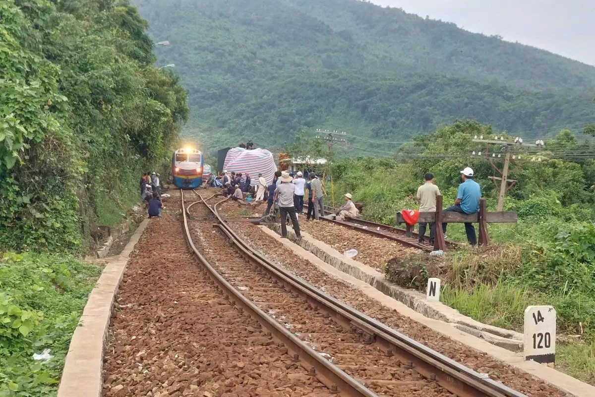 Đà Nẵng: Thông tuyến đường sắt sau sự cố tàu hỏa trật bánh khi qua đèo Hải Vân