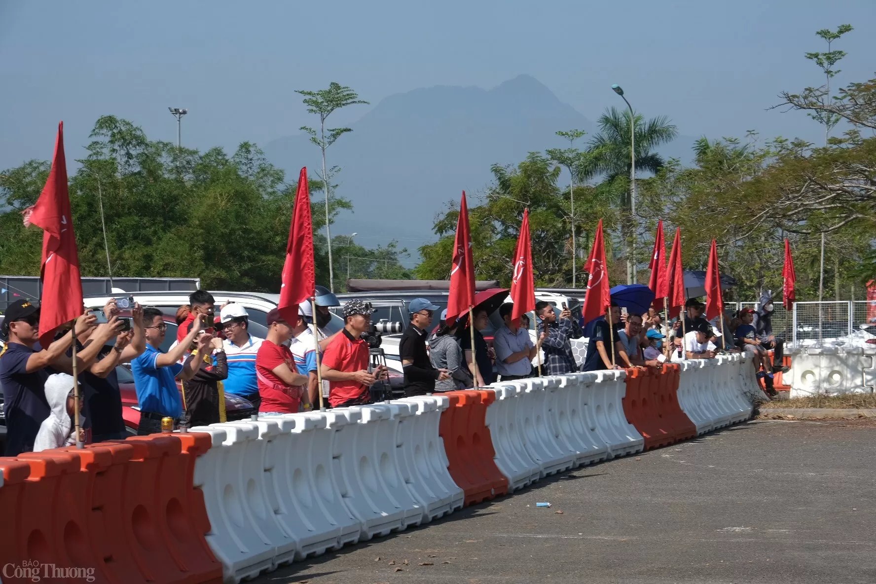 'Nghẹt thở' với những màn drift bốc lửa tại giải đua ô tô lớn nhất toàn quốc ở Hà Nội