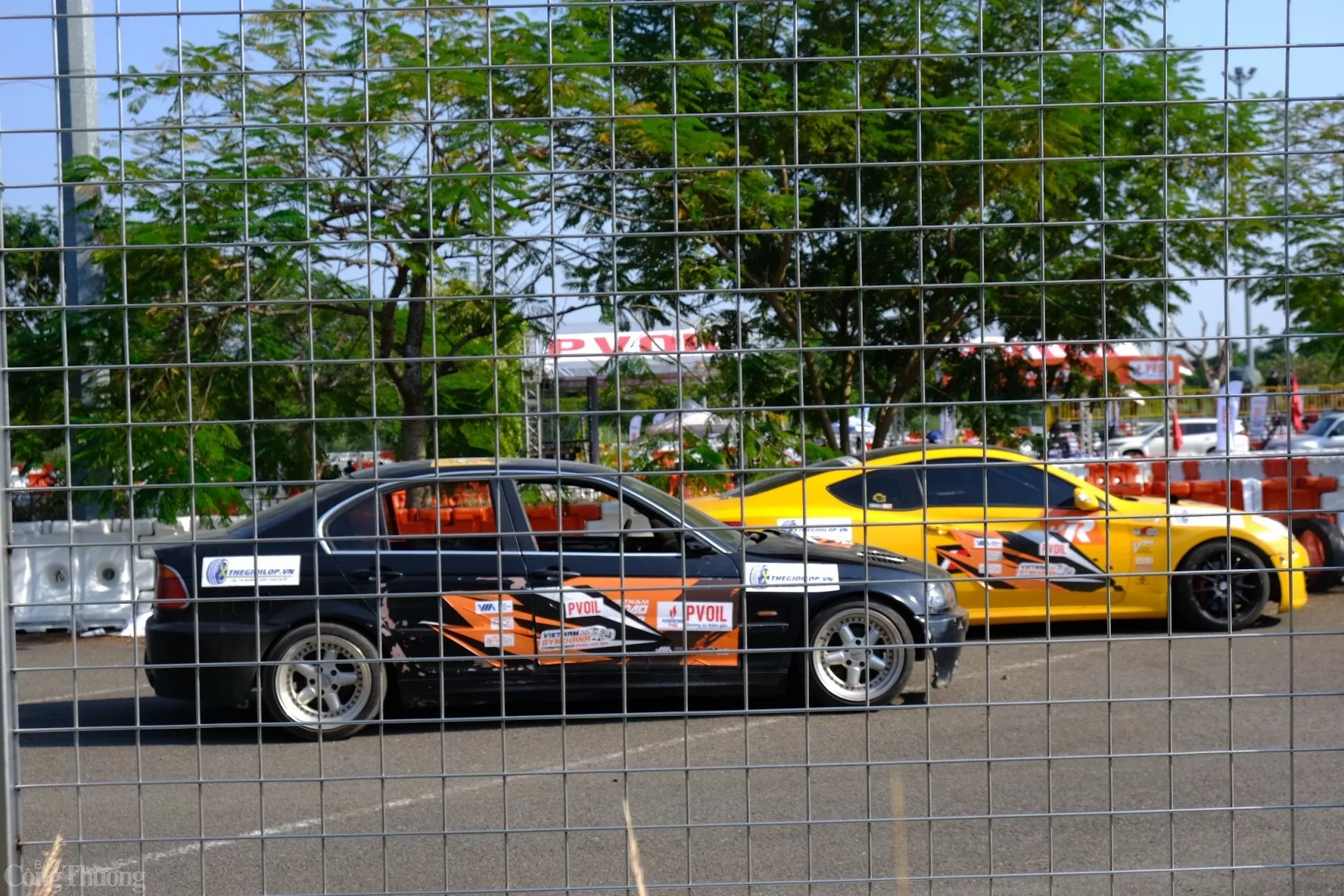 'Nghẹt thở' với những màn drift bốc lửa tại giải đua ô tô lớn nhất toàn quốc ở Hà Nội 'Nghẹt thở' với những màn drift bốc lửa tại giải đua ô tô lớn nhất toàn quốc ở Hà Nội