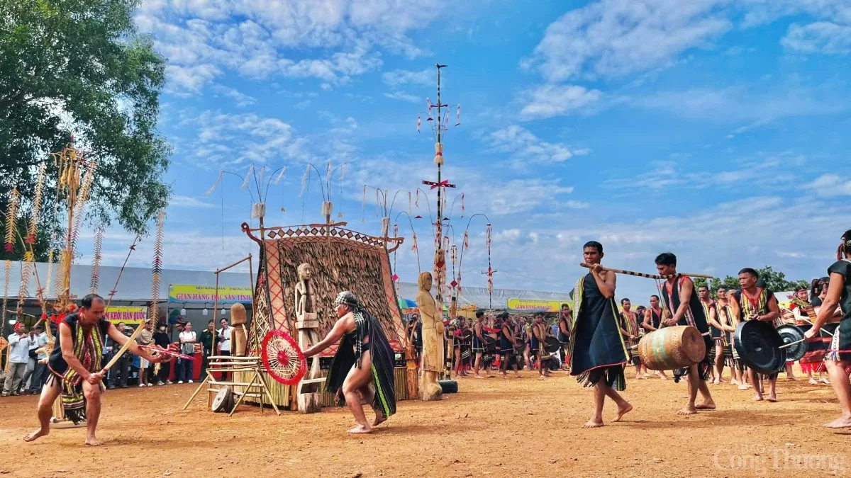 Mãn nhãn với những tiết mục biểu diễn tại Liên hoan Văn hóa cồng chiêng huyện Ia Grai, Gia Lai Mãn nhãn với những tiết mục biểu diễn tại Liên hoan Văn hóa cồng chiêng huyện Ia Grai, Gia Lai