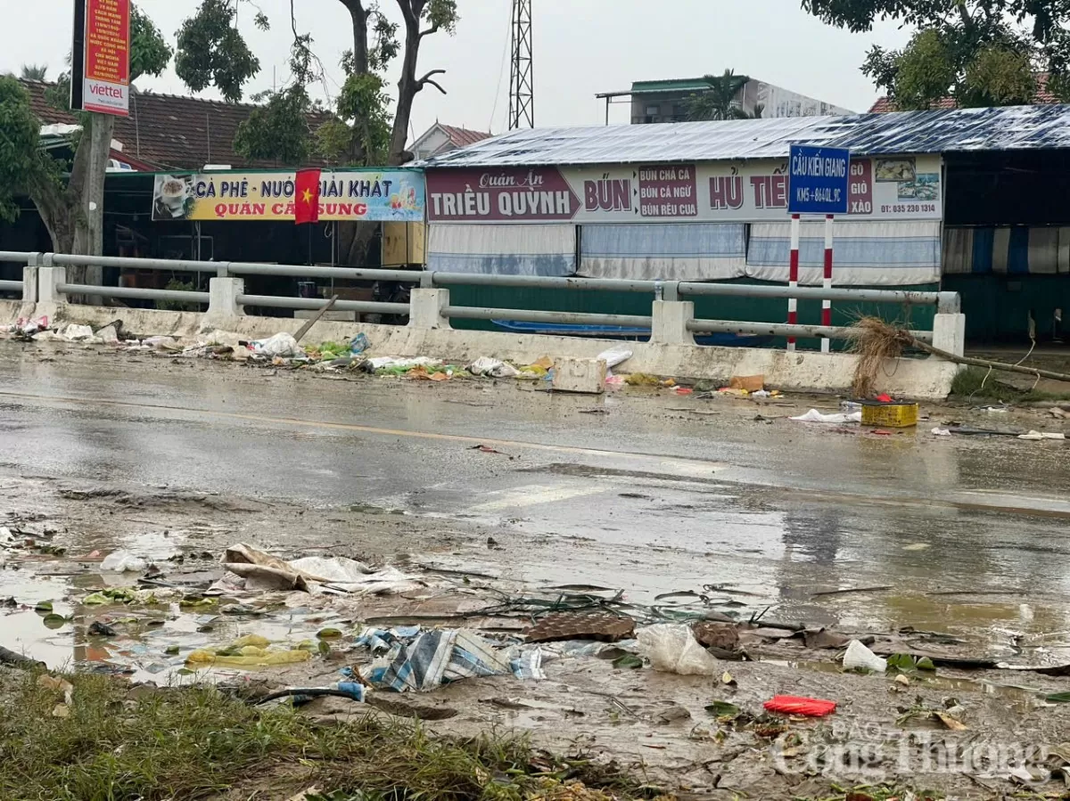 Ngổn ngang ‘’núi bùn đất’’ khi lũ lụt đi qua tại rốn lũ Lệ Thuỷ