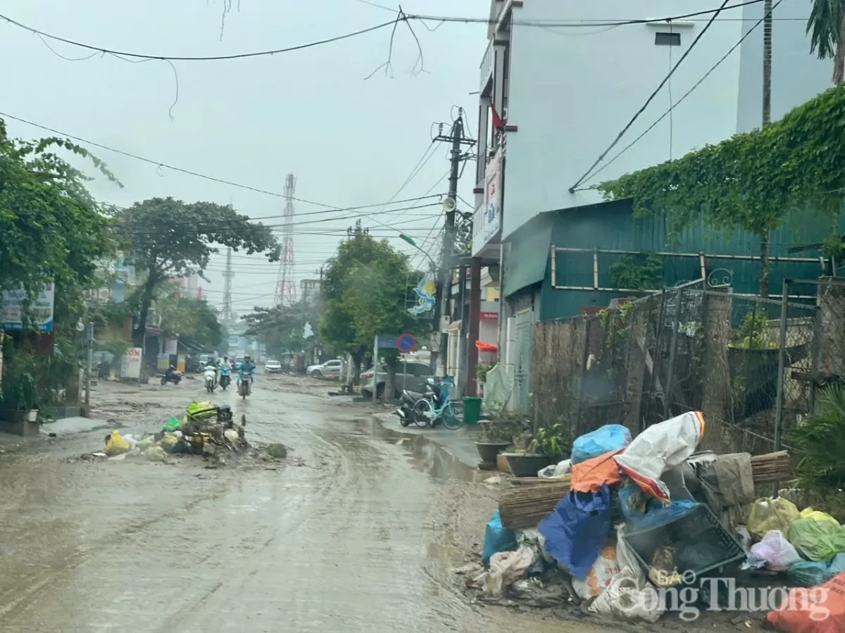 Ngổn ngang ‘’núi bùn đất’’ khi lũ lụt đi qua tại rốn lũ Lệ Thuỷ