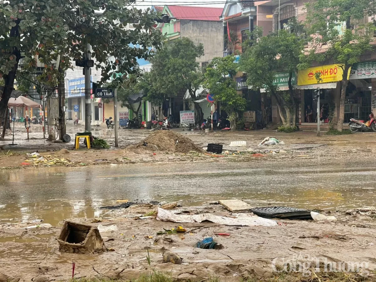 Ngổn ngang ‘’núi bùn đất’’ khi lũ lụt đi qua tại rốn lũ Lệ Thuỷ