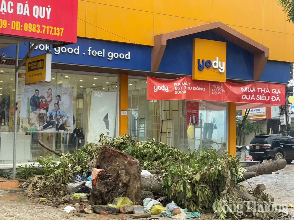 Ngổn ngang ‘’núi bùn đất’’ khi lũ lụt đi qua tại rốn lũ Lệ Thuỷ