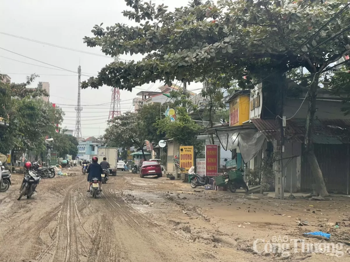 Ngổn ngang ‘’núi bùn đất’’ khi lũ lụt đi qua tại rốn lũ Lệ Thuỷ