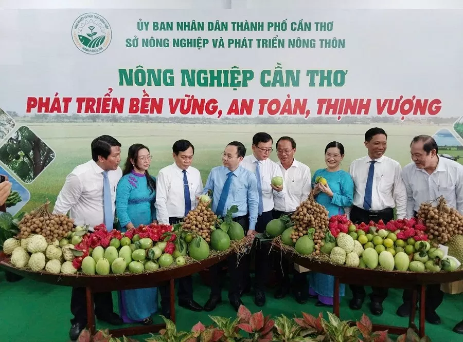 Các đại biểu tham quan gian trưng bày các loại trái cây đặc sản của ngành nông nghiệp Cần Thơ. Ảnh Cantho.gov.vn