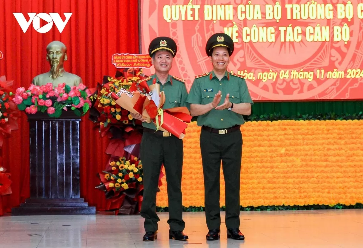 Trung tướng Lê Văn Tuyến (bên phải), Thứ trưởng Bộ Công an tặng hoa chúc mừng Đại tá Nguyễn Thế Hùng được Bộ Công an điều động, bổ nhiệm Phó Cục trưởng Cục An ninh đối ngoại