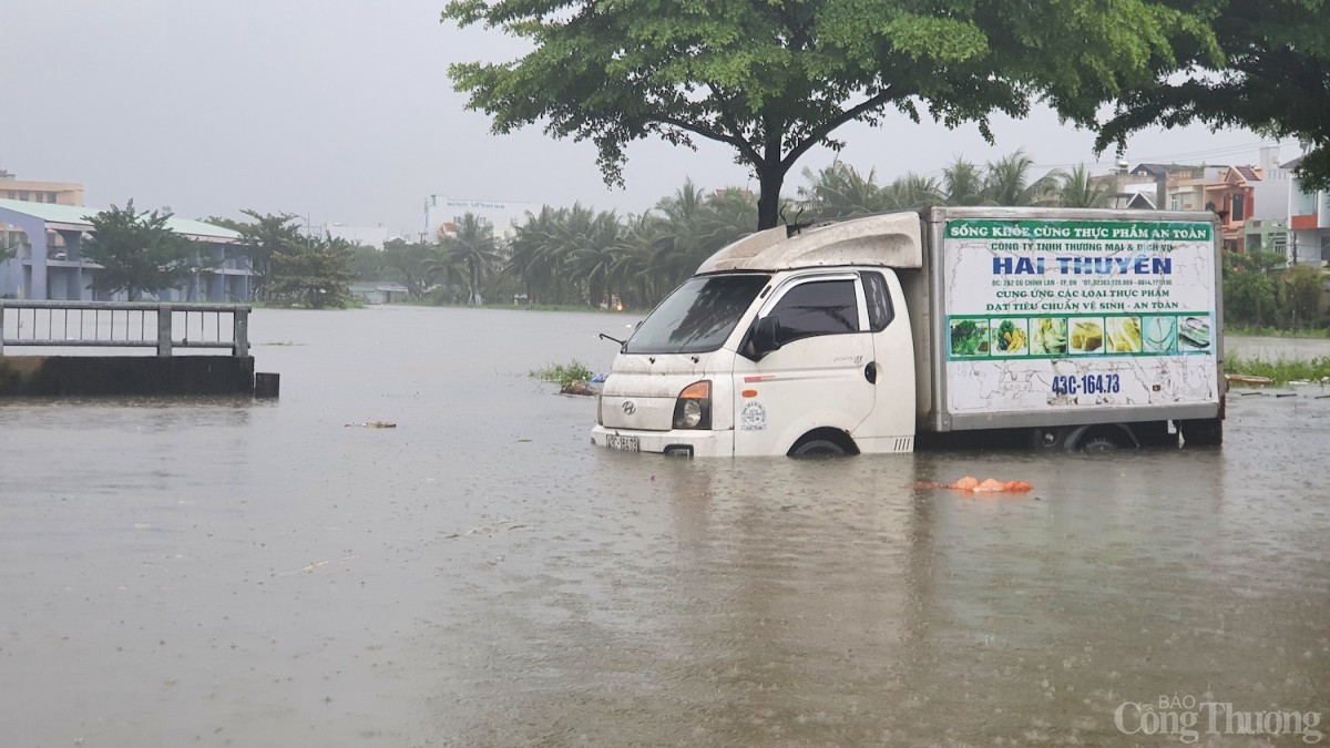 Nhiều ô tô đậu ven đường chìm đến gần nửa xe trong nước.