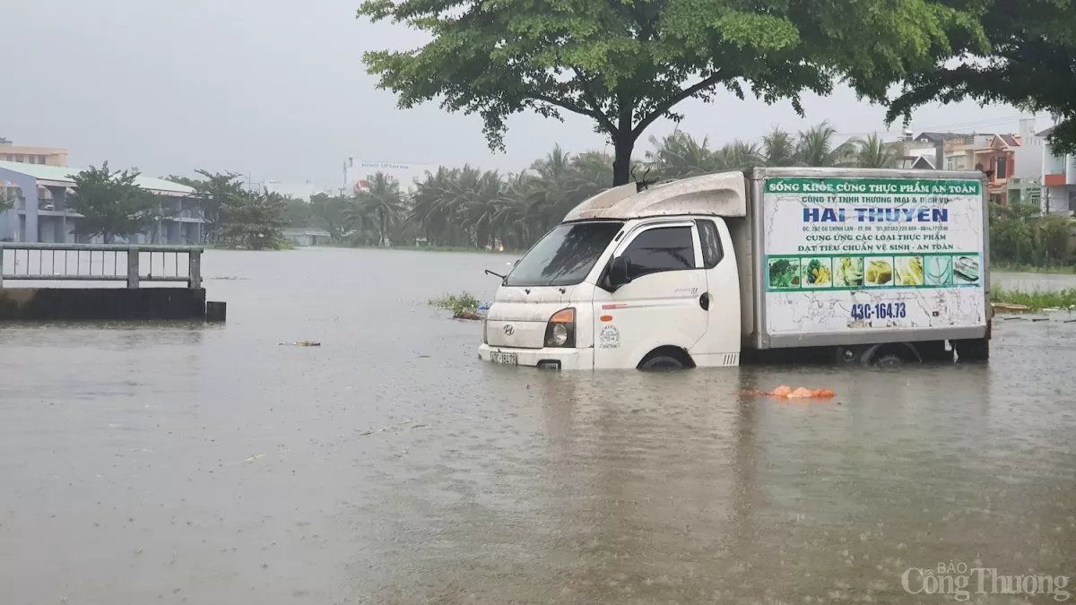 Nhiều ô tô đậu ven đường chìm đến gần nửa xe trong nước.