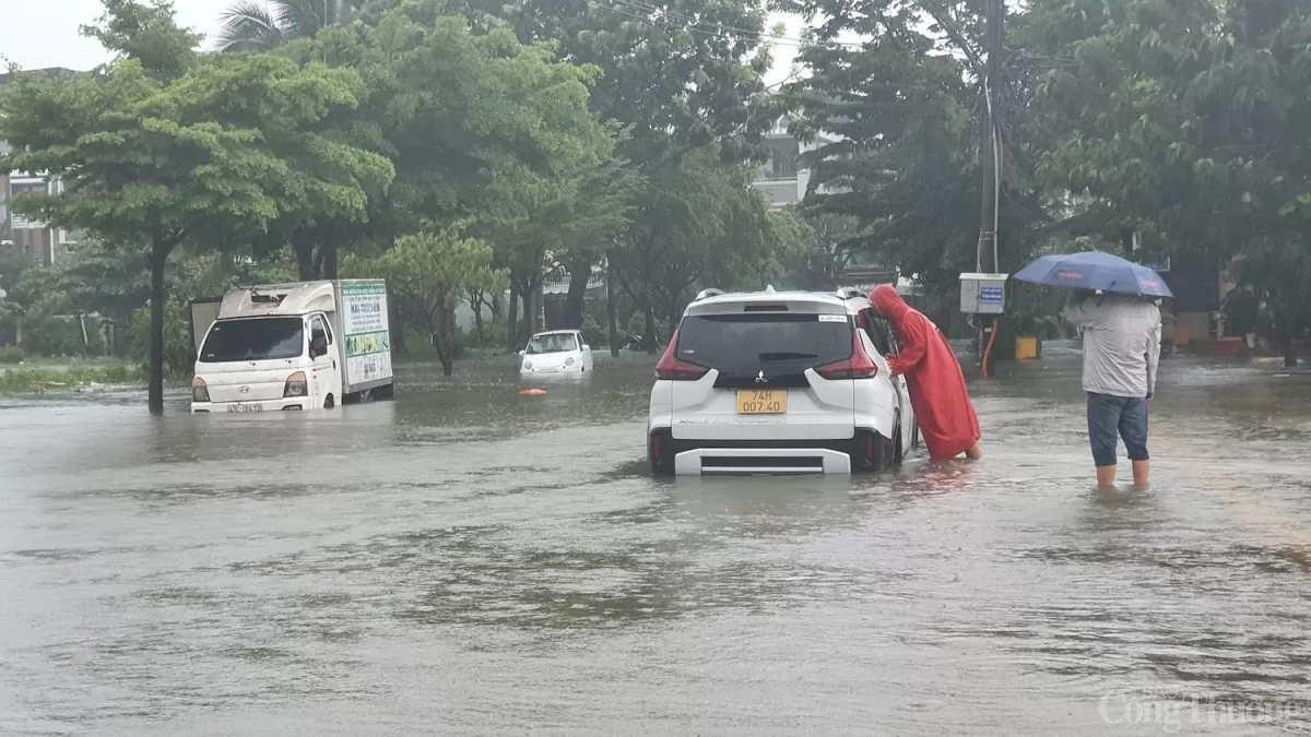 Mưa trắng trời, Đà Nẵng ngập sâu, cấm đường khắp nơi