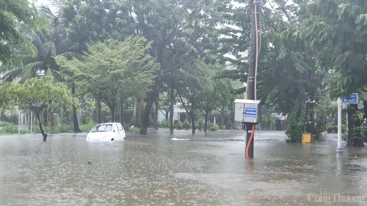 Tại khu vực đường An Xuân 1, An Xuân 2 giao Hồ Tương,  Nguyễn Đình Tựu (quận Thanh Khê) nước ngập sâu hơn nửa mét.