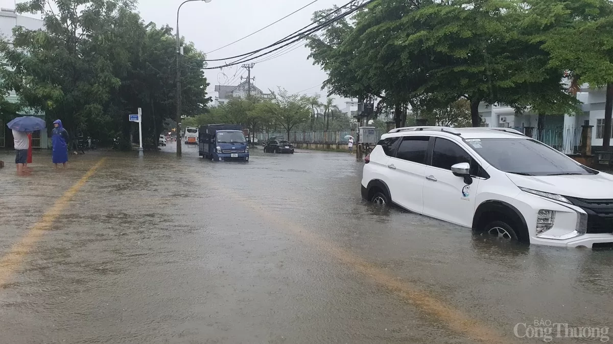 Hiện trên TP. Đà Nẵng vẫn đang tiếp tục có mưa lớn. Trong sáng 5/11, ngành giáo dục đã cho học sinh toàn thành phố nghỉ học để đảm bảo an toàn. Dự báo, trong 3 giờ tới, lượng mưa tại TP. Đà Nẵng phổ biến 50 - 100mm, có nơi trên 150mm.