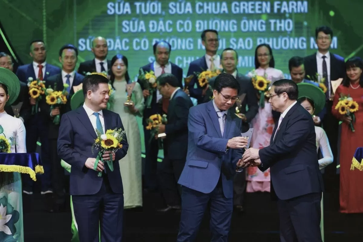 Mr. Le Hoang Minh, Production Executive Director, representing Vinamilk received the National Brand Cup.