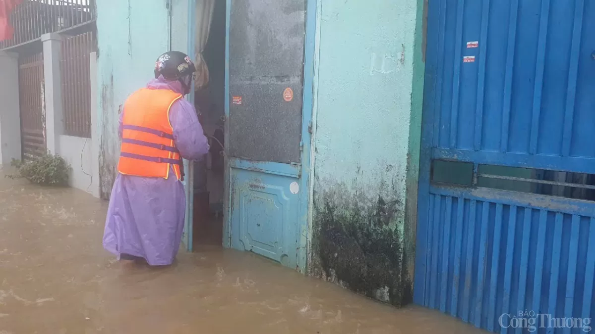 Nước tại ‘rốn lũ’ Mẹ Suốt đang lên nhanh, sơ tán khẩn cấp người dân