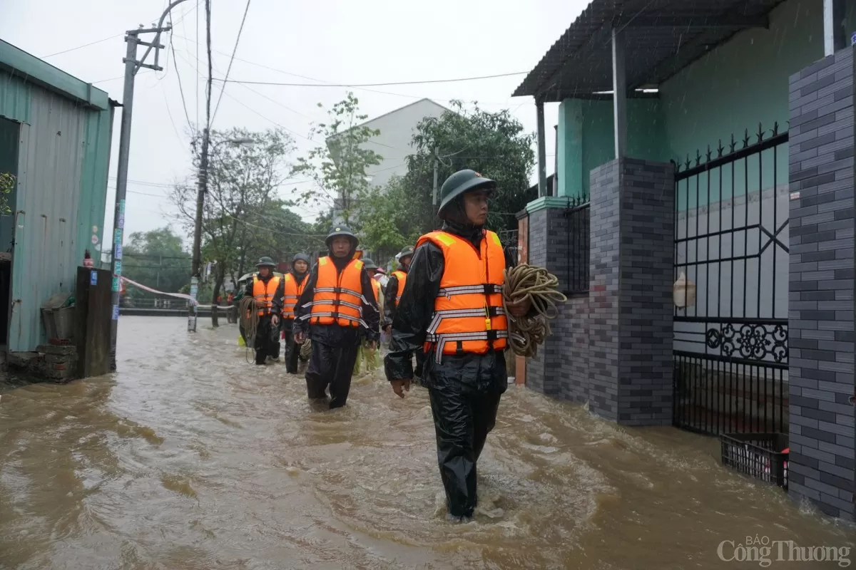 Lực lượng chức năng đã chủ động triển khai di dời khẩn cấp những hộ dân trong vùng nguy hiểm để đảm bảo an toàn.