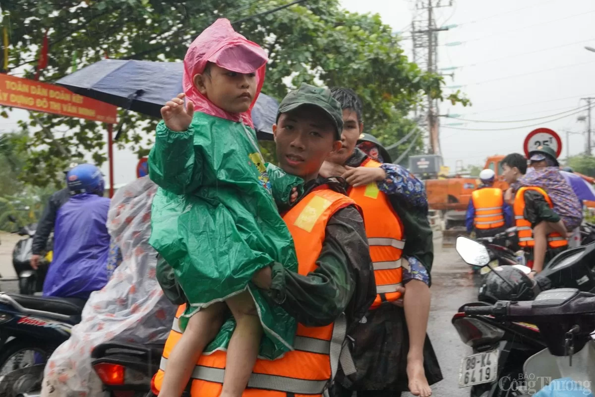 Đà Nẵng: Bộ đội, công an dầm mưa giúp sơ tán vùng 