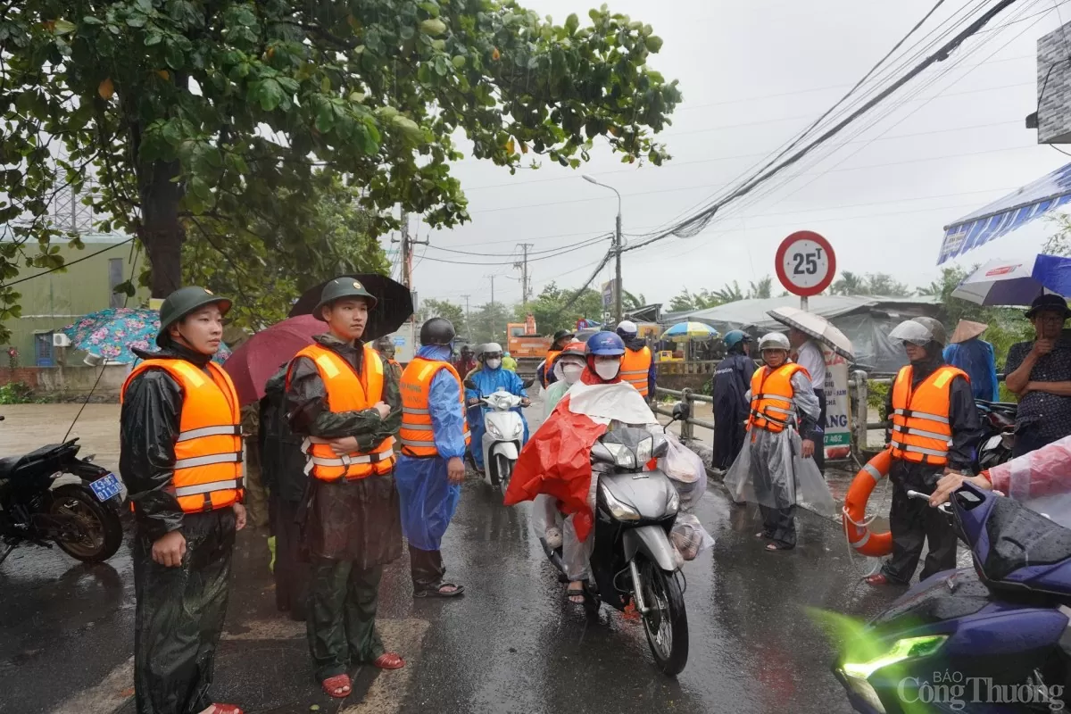 Lực lượng chức năng dầm mưa túc trực tại đường Mẹ Suốt