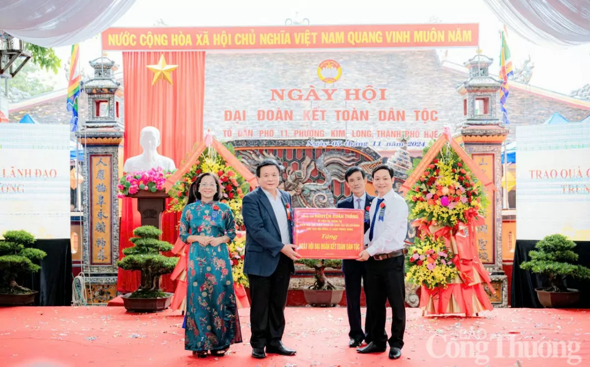 Uỷ viên Bộ Chính trị Nguyễn Xuân Thắng tham dự Ngày hội Đại đoàn kết tại Thừa Thiên Huế