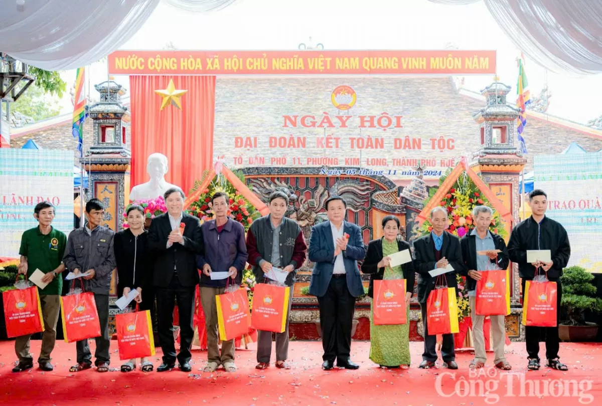 Uỷ viên Bộ Chính trị Nguyễn Xuân Thắng tham dự Ngày hội Đại đoàn kết tại Thừa Thiên Huế