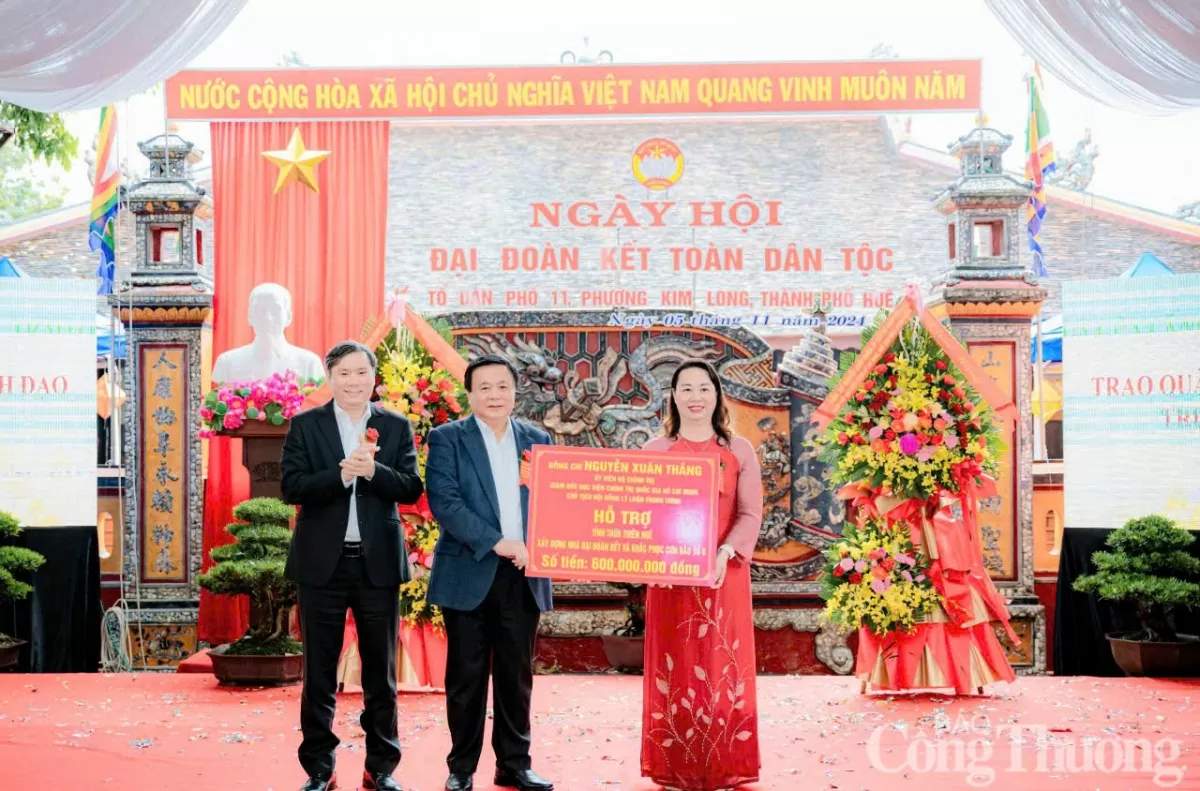 Uỷ viên Bộ Chính trị Nguyễn Xuân Thắng tham dự Ngày hội Đại đoàn kết tại Thừa Thiên Huế