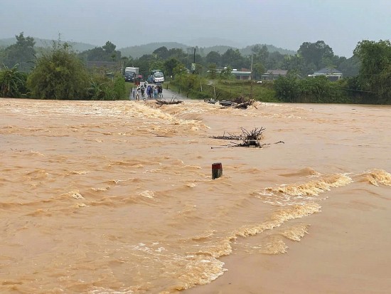 mua lon khien nhieu noi o tinh ha tinh bi chia cat